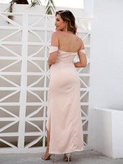 Kleid mit einseitigem Halsausschnitt und Schlitz 