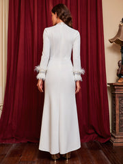 Gebügeltes, diamantbesetztes Abendkleid mit tiefem V-Ausschnitt, Federn und Schlitz 