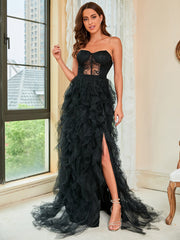 Trägerloses Abendkleid aus transparentem Netzstoff mit Federbesatz und Schlitz 