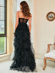 Trägerloses Abendkleid aus transparentem Netzstoff mit Federbesatz und Schlitz 