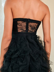 Trägerloses Abendkleid aus transparentem Netzstoff mit Federbesatz und Schlitz 